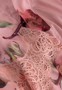 REGULAR FIT - Chalatas - pink floral winter glow