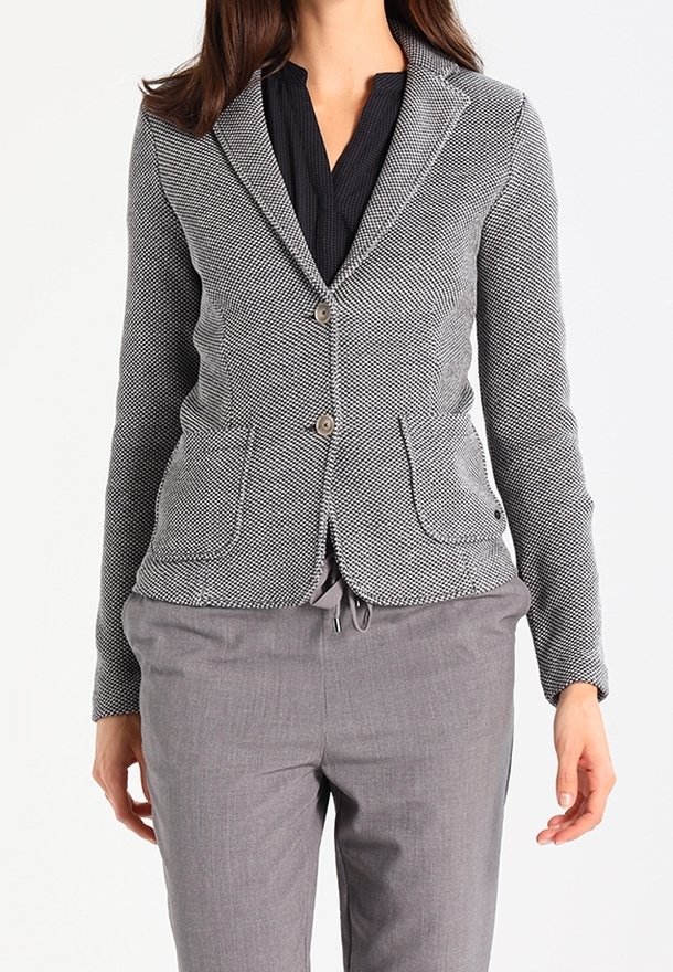 Blazer grigio con texture a spina di pesce, a singolo petto, due bottoni e due tasche frontali, abbinato a pantaloni grigi.