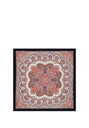 Kwadratowa chusta z misternymi czerwonymi, granatowymi, beżowymi i białymi wzorami paisley i kwiatowymi tworzącymi symetryczny, koronkowy wzór.