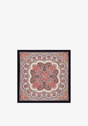 Kwadratowa chusta z misternymi czerwonymi, granatowymi, beżowymi i białymi wzorami paisley i kwiatowymi tworzącymi symetryczny, koronkowy wzór.