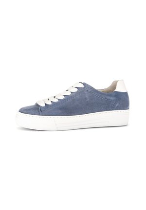 Baskets en daim bleu avec lacets blancs et semelle en caoutchouc blanche. Bout rond et design minimaliste avec des détails de couture sur les côtés.