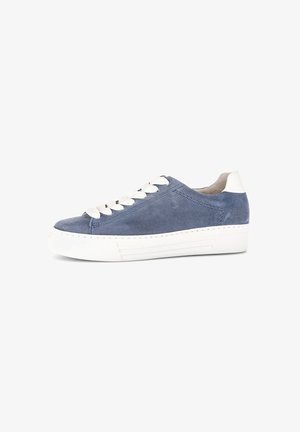 Blauwe suède sneakers met witte veters en een witte rubberen zool. Ronde neus en minimalistisch ontwerp met stikdetails langs de zijkanten.