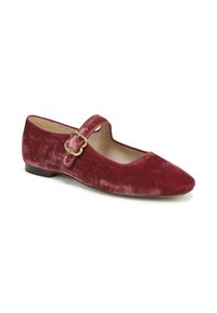 Pantofole Mary Jane in velluto rosso con punta affusolata, cinturino alla caviglia con fibbia dorata e tacco basso. Texture liscia con una leggera lucentezza.