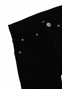 Čierne džínsy z denimu s dizajnom piatich vreciek, striebornými prvkami a jemne textúrovaným povrchom. Majú štandardný pás a zapínanie na gombík.