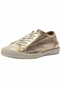 Sneaker metallico dorato con lati perforati, lacci bianchi e suola in gomma. Presenta una texture liscia con una leggera lucentezza e un design a profilo basso.