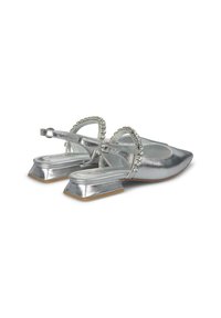 Zilveren metallic slingback schoenen met een vierkante hak, decoratieve strassband en puntige neusdesign. Glad textuur, chique stijl.