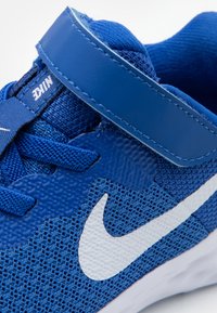 Nike Performance NIKE REVOLUTION 6 (TDV) - Sapatos para corrida em estrada - game royal/white/black
