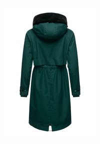 Zaļš ūdensizturīgs mētelis ar melnu pūkainu kapuci, ar sašaurinātu jostasvietu, garām piedurknēm, pogu aprocēm un ventilējamu apakšējo daļu. Aizmugures skats.