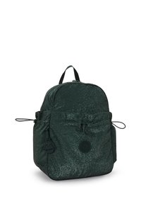 Zaino metallico verde con una superficie testurizzata, forma arrotondata, tasche laterali doppie e un portachiavi a forma di personaggio come accento. Scomparto principale con zip.