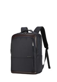 Zwarte stoffen rugzak met bruine accenten, rechthoekig ontwerp, ritssluitingen, gewatteerde schouderbanden en een handvat aan de bovenkant.