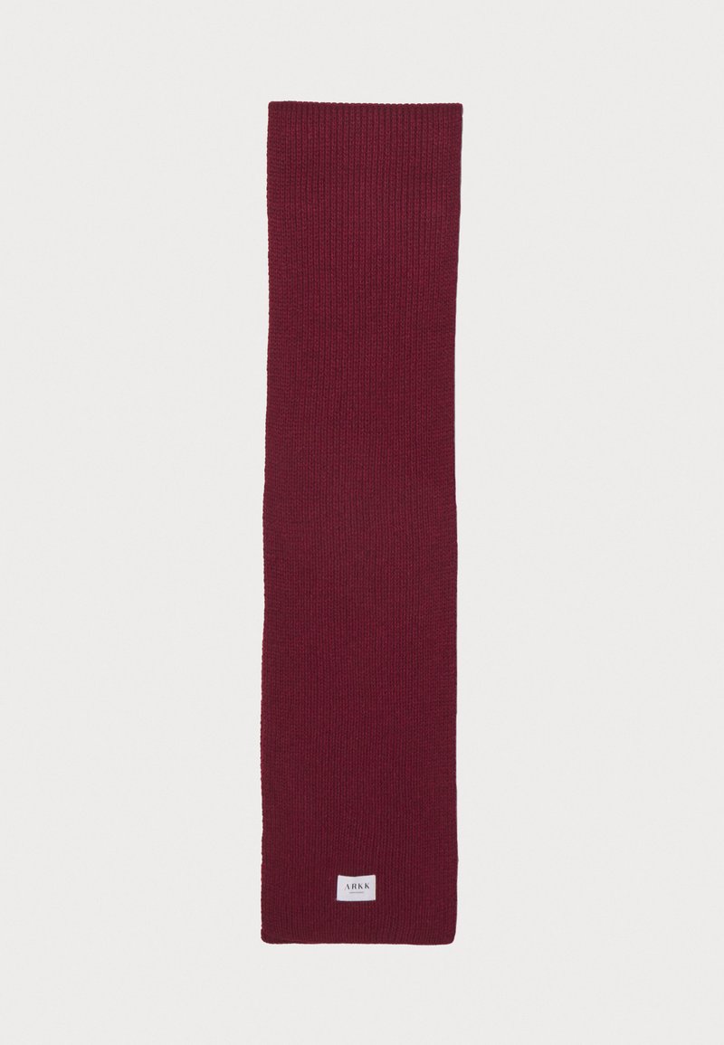 Burgunderfarbener Wollschal, gerippte Textur, länglich-rechteckige Form, mit einem kleinen Markenetikett an einem Ende.