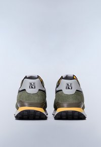 Zielone zamszowe i czarne syntetyczne sneakersy z szarymi akcentami, z teksturowaną podeszwą i logo z tyłu.