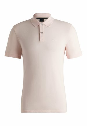 Polo shirt rosa chiaro con maniche corte, colletto, patta con due bottoni e sottile logo 'BOSS' ricamato sul petto.