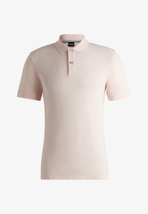 Lichtroze poloshirt met korte mouwen, kraag, twee-knopen sluiting en subtiele 'BOSS' logo geborduurd op de borst.