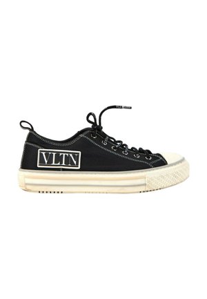 Baskets basses en toile noire avec semelle en caoutchouc blanche et bout renforcé, avec un logo VLTN rectangulaire blanc et noir sur le côté et des lacets noirs.