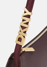 DKNY AVRIL SHOULDER - Rankinė - garnet