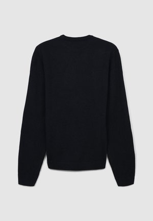 Czarny, dzianinowy sweter z okrągłym dekoltem, długim rękawem i prostą, gładką fakturą, bez widocznych wzorów czy akcentów.
