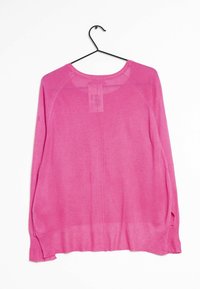 Rosa Langarmpullover an einem Kleiderbügel, mit Rundhalsausschnitt, gerippten Bündchen und Seiten, aus einem leichten, glatten Stoff.