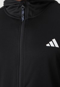 adidas Performance TRAIN ESSENTIALS CAMO FULL ZIP - Chaqueta de entrenamiento - black