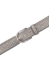 Cinturón de cuero gris con un patrón de tachuelas elevadas y una hebilla de tono plateado. El cinturón es plano, tiene una textura suave y múltiples agujeros de ajuste.