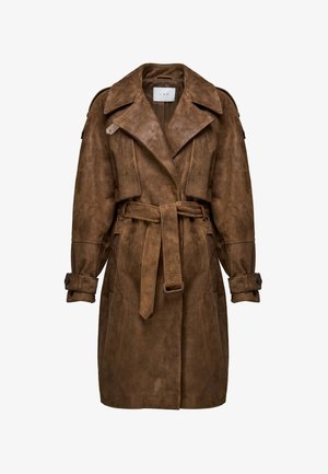 Barna velúr ballonkabát széles gallérral, övvel a deréknál, gombos mandzsettagombokkal, valamint váll- és mellrészén díszítő zsebfedőkkel.