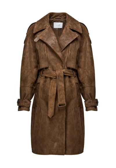 Hnedý semišový trenčkot so širokým golierom, opaskom v páse, zapínaním na pásiky na rukávoch a klopami na ramenách a na hrudi.