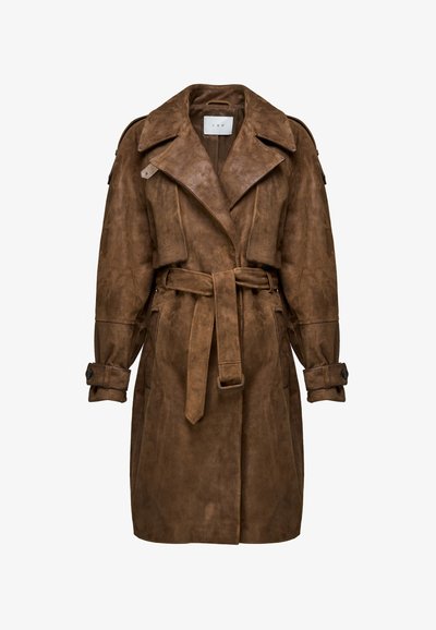 Hnedý semišový trenčkot so širokým golierom, opaskom v páse, zapínaním na pásiky na rukávoch a klopami na ramenách a na hrudi.