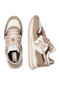 Zapatillas de ante blancas y marrones con acentos en rosa. Presentan un diseño con cordones, lengüeta acolchada y suela de goma texturizada.