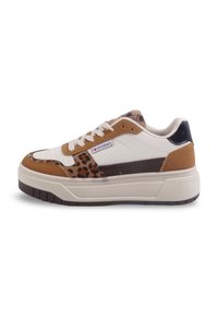 Baskets blanches et brunes avec un accent en imprimé léopard, des textures en daim et en cuir lisse, une semelle épaisse et un détail de talon noir contrastant.