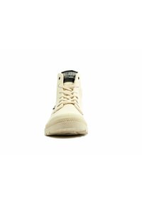 Sneaker alte beige con tomaia in canvas texturizzato, punta rotonda e suola in gomma, dotate di lacci frontali e di un'etichetta nera con logo sulla linguetta.