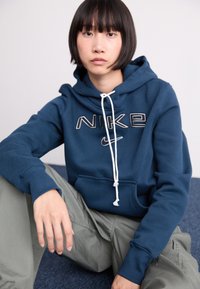 Nike Sportswear LOGO - Ikdienas džemperis - armory navy/photon dust/black