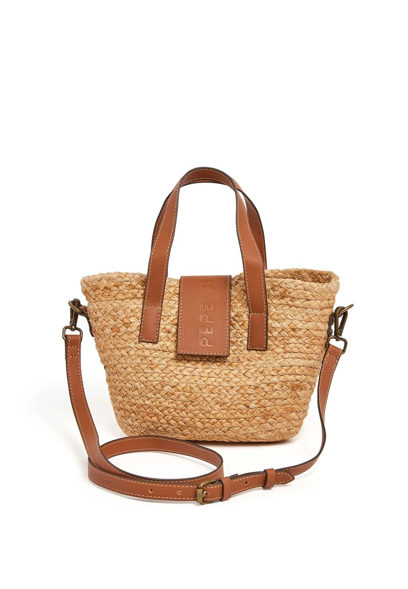 Vävd halmhandväska med bruna läderhandtag och justerbart axelband. Har ett präglat logotyp på en läderlapp. Kompakt, rund form.