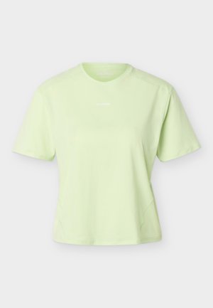 Világoszöld, rövid ujjú, kerek nyakú póló, középen, a nyakkivágás alatt egy kicsi fehér logóval, fehér háttéren megjelenítve.