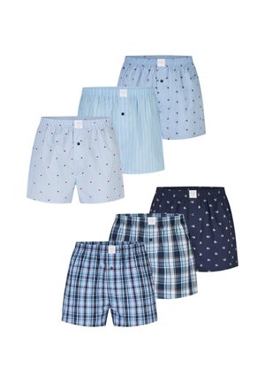 Seis pares de calzoncillos bóxer para hombres en varios patrones azules, incluyendo rayas, estrellas, corazones, cuadros y pequeños diseños florales.