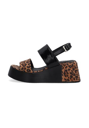 Sorte patenterede platform-sandaler med en leopardmønstret fodseng og en tyk, struktureret sort sål. Har en justerbar ankelrem.