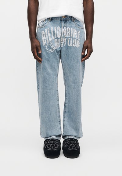 Φωτεινό γαλάζιο τζιν με τολμηρό λευκό γράφημα "Billionaire Boys Club" στο μπροστινό μέρος, με χαλαρή εφαρμογή και σχεδιασμό με ίσια πόδια.