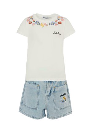 T-shirt bianca in cotone con ricamo floreale intorno al collo e logo "Moschino". Indossata con pantaloni corti in denim azzurro chiaro con tasche frontali.