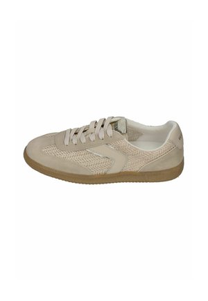 Zapatilla beige de perfil bajo con laterales de tela tejida, puntera y talón de ante, cordones beige y suela de goma, mostrada desde el lado exterior.