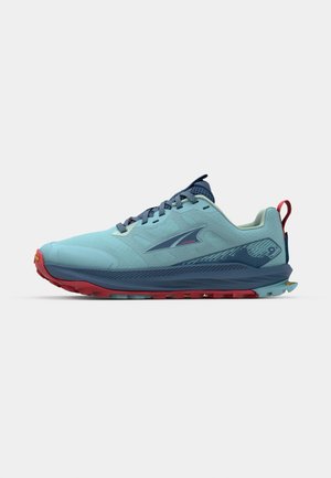 Scarpa da corsa blu chiaro con una parte superiore testurizzata, accenti blu navy, suola rossa e un tassello per il pollice; presenta una suola robusta per una buona aderenza.