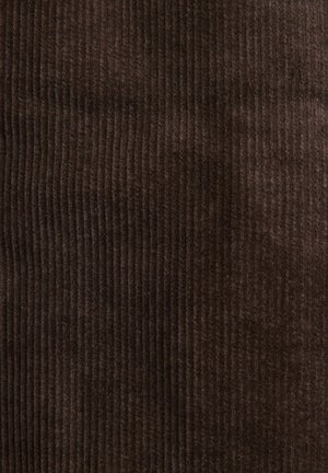Brauner gerippter Stoff mit vertikalen Streifen, der eine weiche Textur und eine einheitliche dunkle Farbe aufweist. Geeignet für Polsterungen oder Bekleidung.