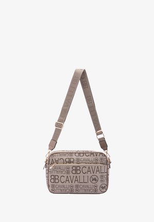 Sac en tissu marron avec des accessoires en doré, arborant des logos en relief. Forme rectangulaire avec une bandoulière détachable et une poche zippée.
