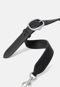 Cintura in pelle nera con finitura testurizzata, dotata di una fibbia metallica ovale in argento e un gancio per il fissaggio. I dettagli includono accenti di cucitura.