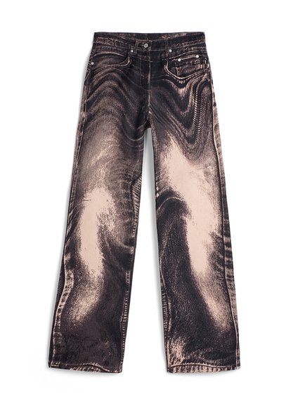Jeans a gamba larga con una stampa testurizzata nera e beige. Presentano cinque tasche e accessori metallici con chiusura a bottoni e cerniera.