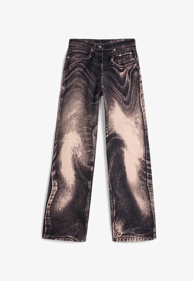 Laiad sääred teksad, millel on tekstureeritud must ja beež muster. Omavad viit taskut ning metallist tarvikud, sealhulgas nupp ja tõmblukk.