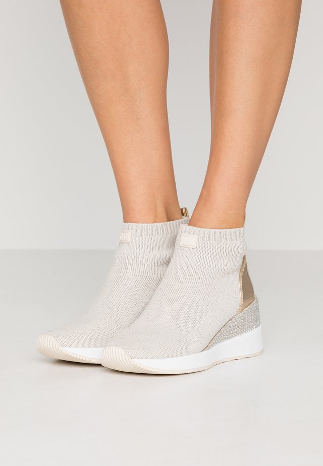 SKYLER - Ankle Boot - ecru/gold