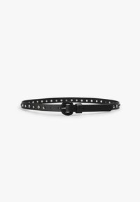 Cinturón de cuero negro con tachuelas y agujeros plateados, que presenta una hebilla circular negra y un diseño elegante. Textura suave, longitud adaptable.