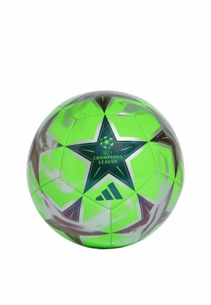 Balón de fútbol de la UEFA Champions League de color verde brillante con patrones de estrellas negras y logo de Adidas sobre fondo blanco.