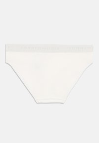 Λευκό βαμβακερό σλιπ με γκρι ελαστική ζώνη που φέρει ανάγλυφο λογότυπο "TOMMY HILFIGER". Απαλή υφή και κλασική γραμμή.