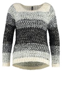 Strickpullover mit Rundhalsausschnitt, der ein Gradientendesign in Schwarz, Grau und Creme aufweist. Weicher, strukturierter Stoff mit geripptem Saum.