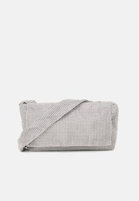 Borsa a tracolla grigia intrecciata con tracolla regolabile, forma rettangolare, superficie testurizzata e pattern a quadri discreto. Chiusura con zip nella parte superiore.